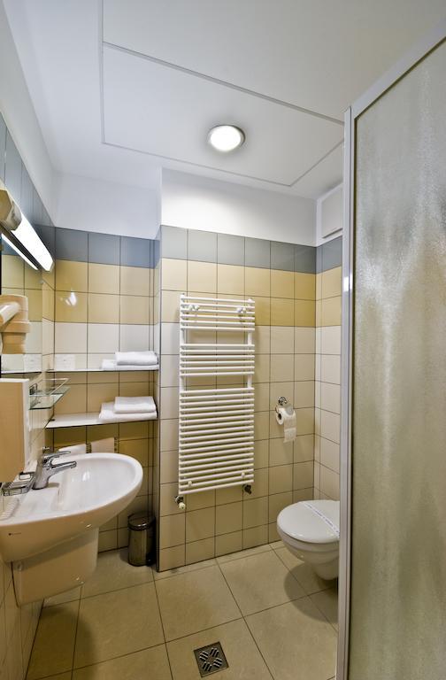 Hotel Kerpely Dunaujvaros Room photo